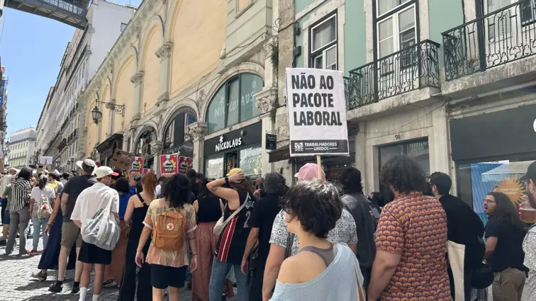 Protesto pela greve geral à frente do edifício da Assembleia da República | Mariana Moniz